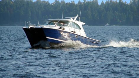 A blue boat on the lake.