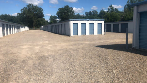 wide drive isles between storage units at national storage owossa